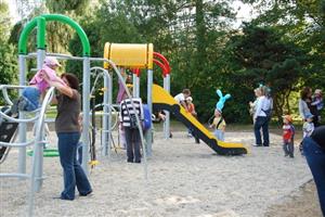 Dětské hřiště ve Vlčovicích, které bylo předáno do provozu před čtyřmi roky, spravuje spolu s dalšími areály Správa sportovišť Kopřivnice.
FOTO: DANA HOĎÁKOVÁ