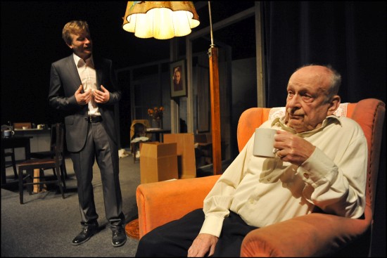 Stanislav Zindulka a Matěj Hádek rozehrají dnes večer na jevišti kulturního domu hru o konfliktu generací a životních postojů nazvanou Návštěvy u pana Greena. 
FOTO: FILMOVÁ A DIVADELNÍ AGENTURA