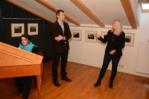 Galeristka Jana Reichová otevřela v Kopřivnici výstavu fotografií svého zesnulého muže Jana Reicha. Část jeho rozsáhlého fotografického cyklu Bohemia bude v Lašském muzeu k vidění do 29. listopadu.
FOTO: DAVID MACHÁČEK