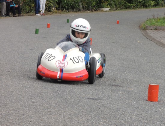 Jakub Procházka, pravnuk slavného automobilového jezdce z Kopřivnice Aloise Marka, při své jízdě v závěrečném závodě Poháru ČR.
FOTO: JIŘÍ PROCHÁZKA