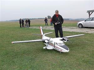 Turbolet L 410 budil během akce Den bez aut zájem nejen ve vzduchu, ale i na zemi. Pro autora modelu Zdeňka Rašku ml. znamenal stovky hodin práce.
FOTO: ILONA MAZALOVÁ