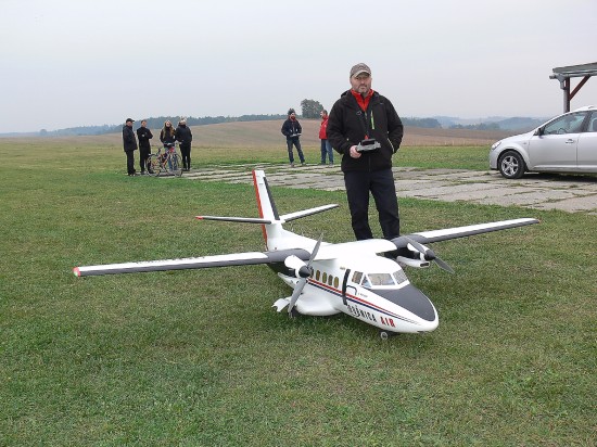 Turbolet L 410 budil během akce Den bez aut zájem nejen ve vzduchu, ale i na zemi. Pro autora modelu Zdeňka Rašku ml. znamenal stovky hodin práce.
FOTO: ILONA MAZALOVÁ