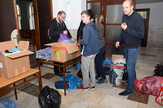 Minulou neděli začala ve vestibulu Katolického domu v Kopřivnici sbírka materiální pomoci určená uprchlíkům proudícím do Evropy. Akce bude pokračovat i tuto neděli. 
FOTO: DAVID MACHÁČEK