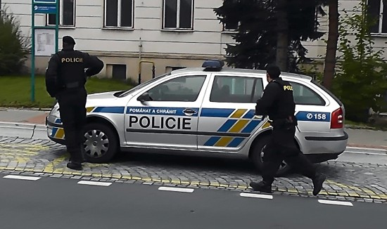 Policisté v minulém týdnu znovu využili prázdné prostory bývalé školy náměstí k nácviku taktiky zásahu proti šílenému střelci. 
FOTO: POLICIE ČR