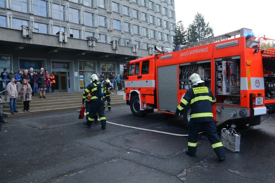 Kopřivničtí hasiči v závěru minulého týdne testovali svou připravenost při cvičení simulujícím zásah ve výškové budově zdejší radnice.
FOTO: DAVID MACHÁČEK