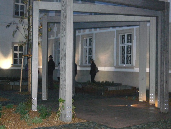 Zrekonstruované zahrady příborského piaristického kláštera, které se minulý týden poprvé otevřely veřejnosti, lákají díky osvětlení i k večerním procházkám.
FOTO: ILONA MAZALOVÁ