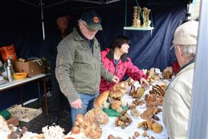 Stánek mykologa Jaromíra Durčeka na posledním letošním farmářském trhu budil zaslouženou pozornost. Nadšený houbař prezentoval v nevydařené sezoně i kapitální hřiby.
FOTO: DAVID MACHÁČEK