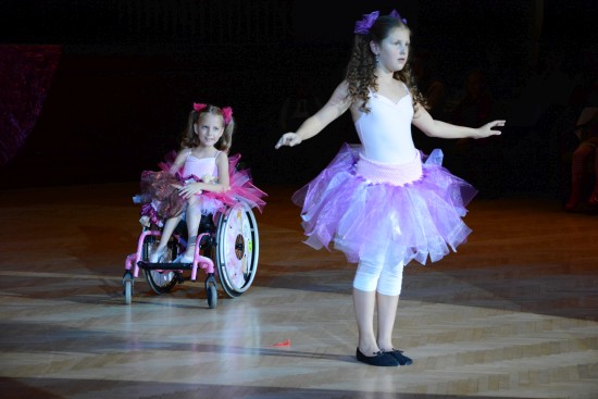 Na vozík upoutaná Karolína Dejová v rámci taneční show zatančila společně s Eliškou Jeřábkovou choreografii Panenky.
FOTO: DAVID MACHÁČEK