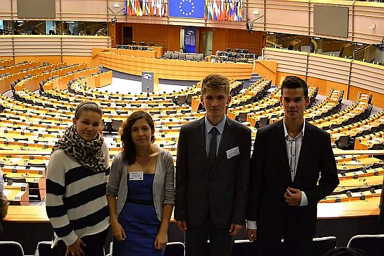 Zástupkyně kopřivnického dětského zastupitelstva Karolína Špačková (vlevo) a Anna Murková v zasedacím sále Evropského parlamentu.