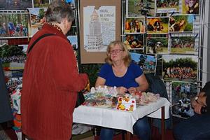 V rámci výstavky Šikovné ruce našich seniorů si návštěvníci mohli některé drobnosti také zakoupit. K dispozici byly i vánoční ozdoby či přáníčka.
FOTO: DANA HOĎÁKOVÁ
