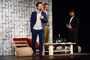 Jan Dolanský, Roman Zach a Petr Lněnička tvořili pánskou část obsazení komedie Jméno, která minulý týden zahájila novou předplatitelskou sezonu v kulturním domě.
FOTO: DAVID MACHÁČEK
