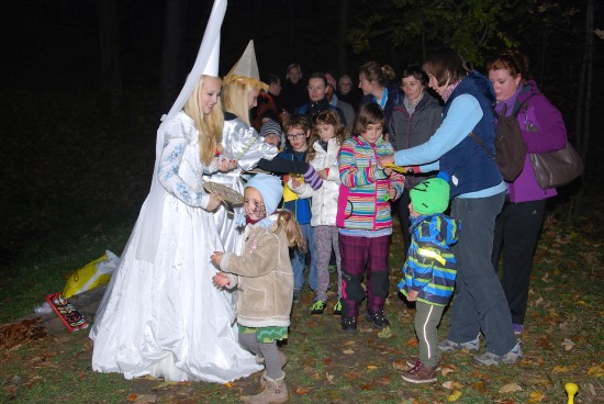 Na Bubu stezku se vydalo 160 dětí v maskách i bez. Strašidla, která na ně na trase čekala, si pro ně připravila 12 úkolů.
FOTO: DANA HOĎÁKOVÁ