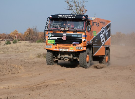 V písečných terénech poblíž Senice na jižním Slovensku testoval o uplynulém víkendu tým Tomáše Tomečka jízdní vlastnosti svého závodního speciálu. Tatrovka vybavená novými tlumiči se chystá zatápět dalším účastníkům Africa Eco Race.
FOTO: DAVID MACHÁČEK