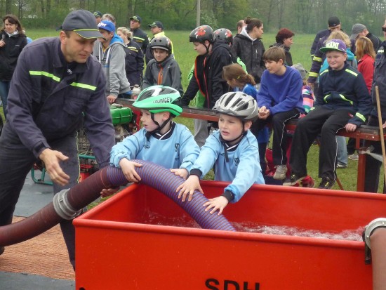 Mniší na rozdíl od ostatních dobrovolných hasičských sborů má dvě družstva nejmladších členů. Ani ti nejmenší se na soutěžích neztratí.
FOTO: JSDH MNIŠÍ