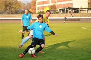 Hráč fotbalového celku FC Kopřivnice David Kováč se snaží uhájit míč před dotírajícím soupeřem z Jistebníku, vedoucího mužstva soutěže.
FOTO: KRISTINA ČABLOVÁ