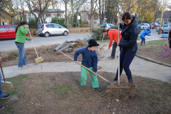Děti navštěvující Mateřskou školu Pionýrskou a jejich rodiče pomohli s úklidem předprostoru zrekonstruované budovy.
FOTO: DANA HOĎÁKOVÁ