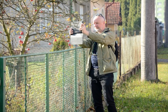 Jaromír Švejdík si během návštěvy Kopřivnice dokumentuje okolí Zátopkova rodného domu.