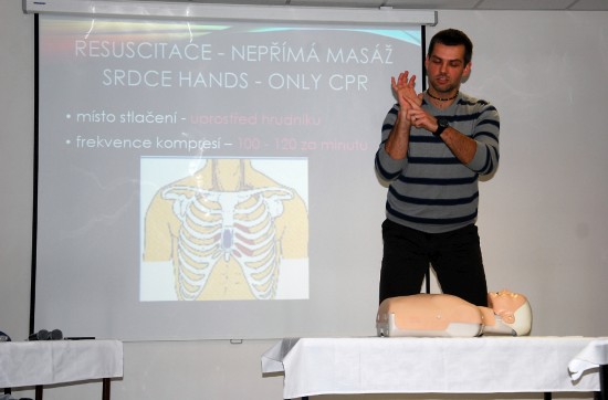 Profesionální hasič a záchranář Lukáš Žáček předváděl seniorům, jak správně provádět masáž srdce, kterou mohou zachránit život svým nejbližším.
FOTO: DANA HOĎÁKOVÁ