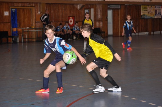 Filip Klimeš (vlevo) ze ZŠ E. Zátopka bojuje o míč se soupeřem z Petřvaldu při semifinálovém utkání v halové kopané žáků ZŠ.
FOTO: KRISTINA ČABLOVÁ