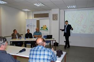 Architekt města Milan Šmíd představil lidem, kteří přišli na veřejné projednávání, dva návrhy nového parkoviště, které by mohlo vyrůst na pozemcích města vedle Komerční banky.
FOTO: D. HOĎÁKOVÁ