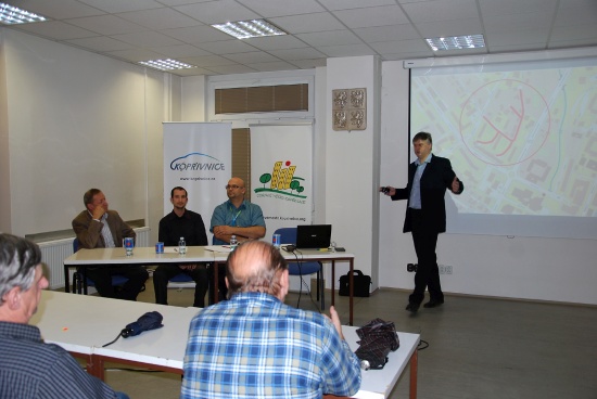 Architekt města Milan Šmíd představil lidem, kteří přišli na veřejné projednávání, dva návrhy nového parkoviště, které by mohlo vyrůst na pozemcích města vedle Komerční banky.
FOTO: D. HOĎÁKOVÁ