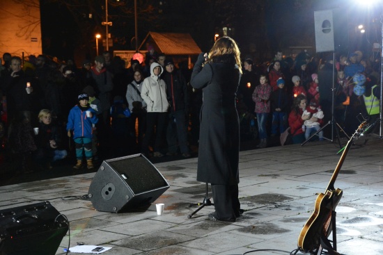 Součástí programu oslav státního svátku 17. listopadu byl také krátký koncert Lenky Hrůzové v závěru lampionového průvodu městem.
FOTO: DAVID MACHÁČEK
