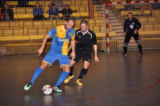 Futsalové derby mezi kopřivnickými celky FC Jokerit a FU Kopřivnice přilákal do haly ZŠ E. Zátopka poměrně solidní počet diváků.
FOTO: KRISTINA ČABLOVÁ