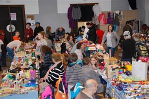 Na blešáku v Katolickém domě se mohli příchozí nejen pobavit, ale výhodně zakoupit neobvyklé vánoční dárky.
FOTO: DANA HOĎÁKOVÁ