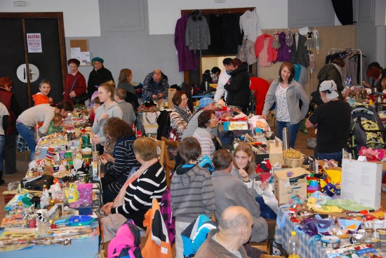 Na blešáku v Katolickém domě se mohli příchozí nejen pobavit, ale výhodně zakoupit neobvyklé vánoční dárky.
FOTO: DANA HOĎÁKOVÁ