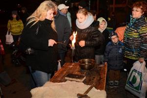 Součástí programu letošní Mikulášské jízdy byla také zastavení s tradičními vánočními zvyky. Přímo v centru města tak lidé lili roztavené olovo anebo pouštěli lodičky z ořechových skořápek.
FOTO: DAVID MACHÁČEK