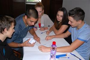 Žáci devátých tříd si v rámci akce Nebojte se matematiky ověřili své matematické znalosti, ale také se učili pracovat v týmech.
FOTO: DANA HOĎÁKOVÁ