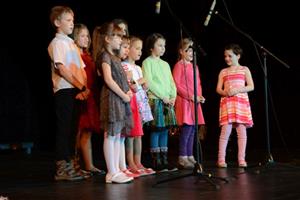 Mezi 160 účinkujícími v programu Vánoce pro Karolínku byly také děti ze sboru Cvrčci ZUŠ MIS music.
FOTO: DAVID MACHÁČEK