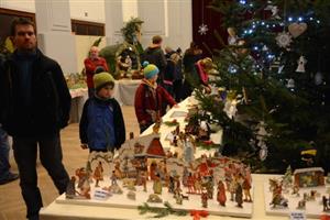 Tradiční předvánoční výstava v Kopřivnici nabídla nejen zhruba sedmdesát betlémů nejrůznějšího stáří a z různých materiálů. Lidé do velkého sálu Katolického domu chodili především nasát atmosféru blížících se svátků.
FOTO: DAVID MACHÁČEK