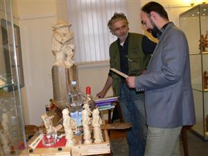 Na 200 figur historických betlémů z přelomu 18. a 19. století je k vidění do konce ledna v příborském muzeu. Vernisáž výstavy v sobotu obohatili svým uměním tradiční řezbáři.
FOTO: ILONA MAZALOVÁ