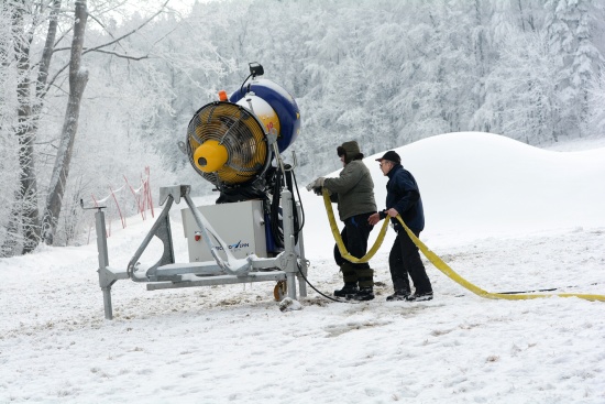 Těsně před koncem roku začali na Červeném kameni s umělým zasněžováním. Pokud mráz vydrží, vlek na sjezdovce se rozjede o víkendu. 
FOTO: DAVID MACHÁČEK