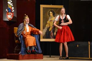 Ochotníci ze štramberského divadla Pod Věží hostovali první lednovou neděli v Mniší s pohádkou Vyměněná princezna.
FOTO: DAVID MACHÁČEK
