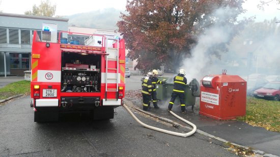 Poměrně k častým zásahům patří výjezdy, při nichž hasiči likvidují požáry kontejnerů s odpadem.
FOTO: JSDH KOPŘIVNICE