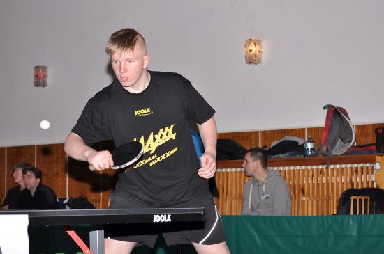 Čtrnáctiletý Zdeněk Jáchym z Vlčovic ovládl domácí turnaj neregistrovaných hráčů ve stolním tenise a na rok se stal majitelem putovního poháru.
FOTO: KRISTINA ČABLOVÁ