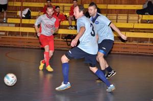 Úvodní utkání celků HS Autopal Nový Jičín (vpravo) a Brose Kopřivnice na turnaji „O putovní pohár TATRA TRUCKS, a. s.“ skončilo smírně 1:1. 
FOTO: KRISTINA ČABLOVÁ