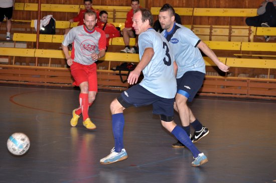 Úvodní utkání celků HS Autopal Nový Jičín (vpravo) a Brose Kopřivnice na turnaji „O putovní pohár TATRA TRUCKS, a. s.“ skončilo smírně 1:1. 
FOTO: KRISTINA ČABLOVÁ