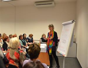 Na přednášku na téma Numerologický rok 2016 přišlo víc posluchačů než vloni. Zájem o téma rok od roku stoupá, letos už se někteří nevešli do přednáškové místnosti.
FOTO: LUDMILA KARLÍKOVÁ