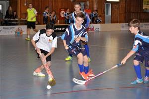 Florbalové utkání starších žáků v okresním finále mezi ZŠ Alšova (ve světlém) a ZŠ E. Zátopka skončilo smírně 2:2, ale postup do kraje nakonec vybojovala Alšovka.
FOTO: KRISTINA ČABLOVÁ