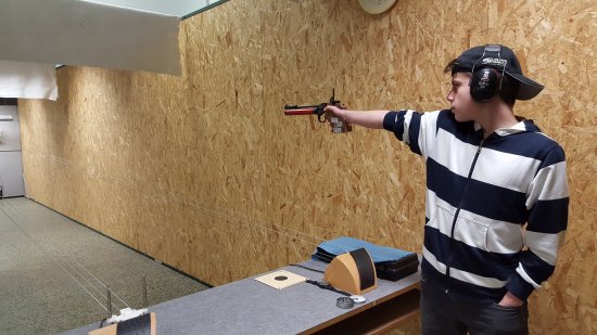 Petr Hala z SSK Kopřivnice střílí ve čtvrtém kole Zimní oblastní střelecké ligy, ve kterém obsadil ve své kategorii třetí příčku.
FOTO: MICHAL HROMOČUK