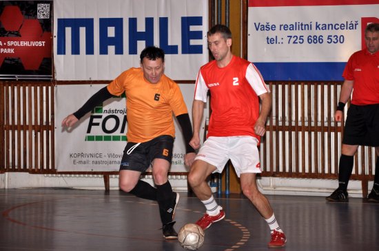 A. Boruczinski (vpravo) z mužstva Lisovny bojuje se soupeřem ze vsetínské firmy Promet Foundry. Lisovna nakonec celý turnaj ovládla.
FOTO: KRISTINA ČABLOVÁ