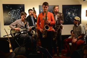 Bratři Martin a Honza Galiovi společně se svými muzikantskými hosty bavili nabitou Mandalu celou páteční noc.
FOTO: DAVID MACHÁČEK