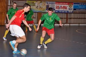 Hráč celku Getafe (vlevo) se snaží vyzrát na soupeře z Trojanovic ve čtvrtfinálovém utkání, o jehož výsledku rozhodly až pokutové kopy.
FOTO: KRISTINA ČABLOVÁ