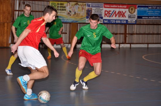 Hráč celku Getafe (vlevo) se snaží vyzrát na soupeře z Trojanovic ve čtvrtfinálovém utkání, o jehož výsledku rozhodly až pokutové kopy.
FOTO: KRISTINA ČABLOVÁ