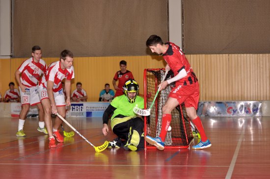 Kopřivničtí florbalisté Jakub Kresta (č. 8) a Lukáš Soukal (č. 15) se snaží pomoci svému brankáři Janu Klinkovi zlikvidovat šanci hostů.
FOTO: KRISTINA ČABLOVÁ