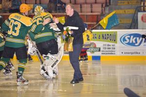 Odchovanec kopřivnického hokejového klubu Adam Mikšovský se zdraví se svými bývalými spoluhráči Vsetína.
FOTO: KRISTINA ČABLOVÁ