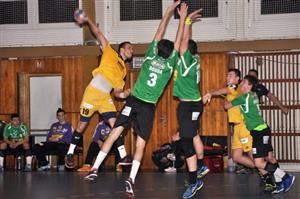 Filip Hardt (s míčem) se snaží překonat „dvojblok“ hráčů Zubří v prvním letošním extraligovém utkání kopřivnických házenkářů.
FOTO: KRISTINA ČABLOVÁ